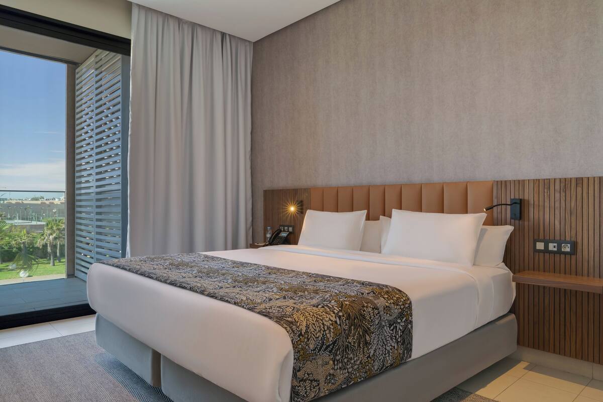 Suite Premium | Caja fuerte, escritorio, cortinas opacas y sistema de insonorización
