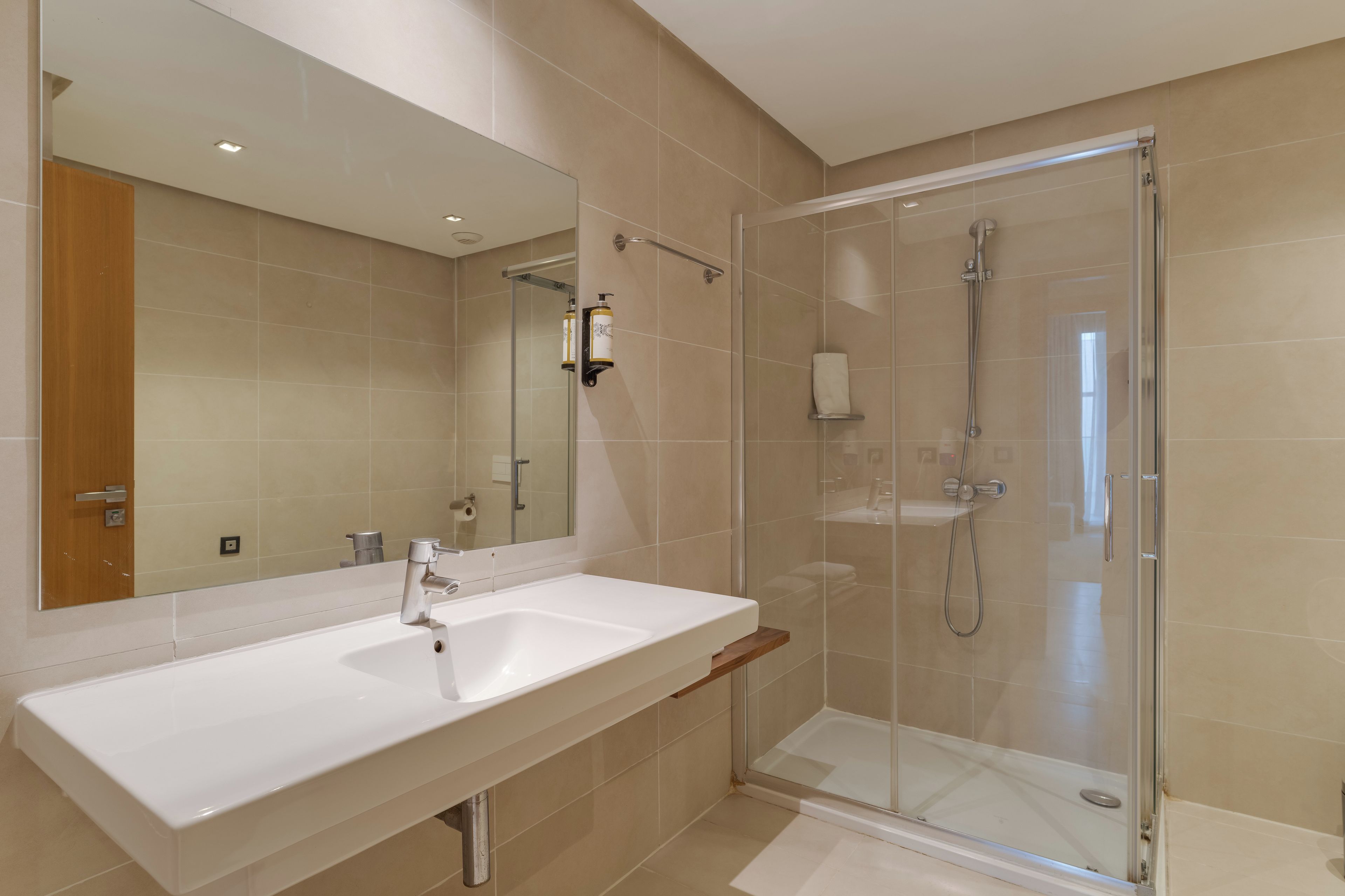 Family Suite | Bathroom