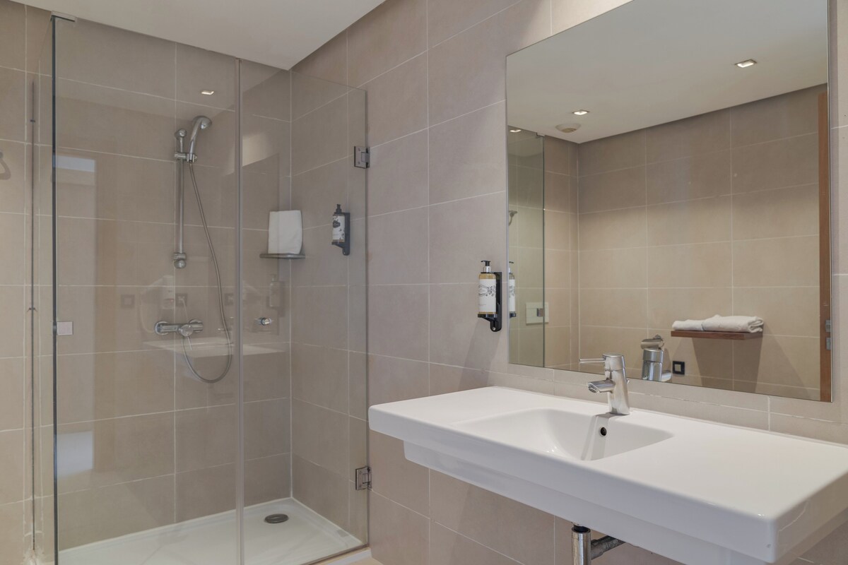 Douche, articles de toilette gratuits, peignoirs, chaussons