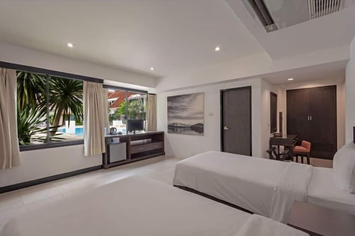 Desk, iron/ironing board, rollaway beds, free WiFi