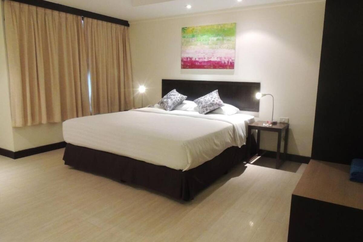 1 bedroom, premium bedding, minibar, in-room safe