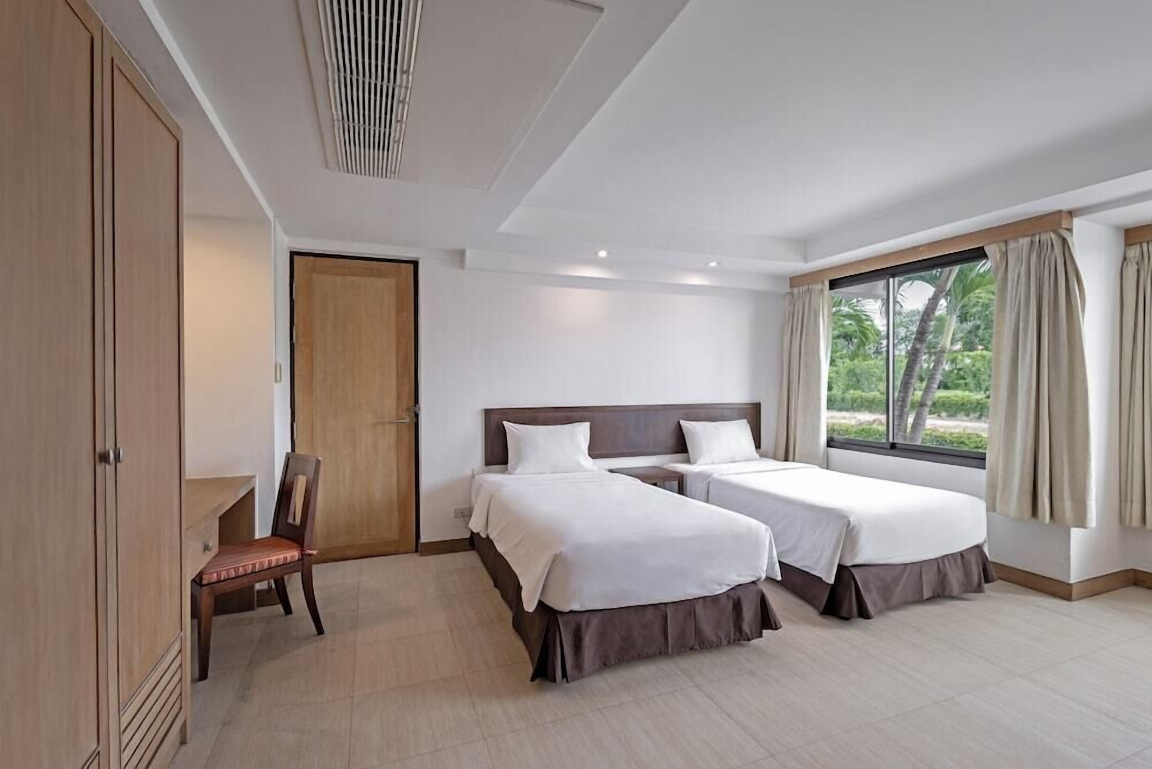 Desk, iron/ironing board, rollaway beds, free WiFi