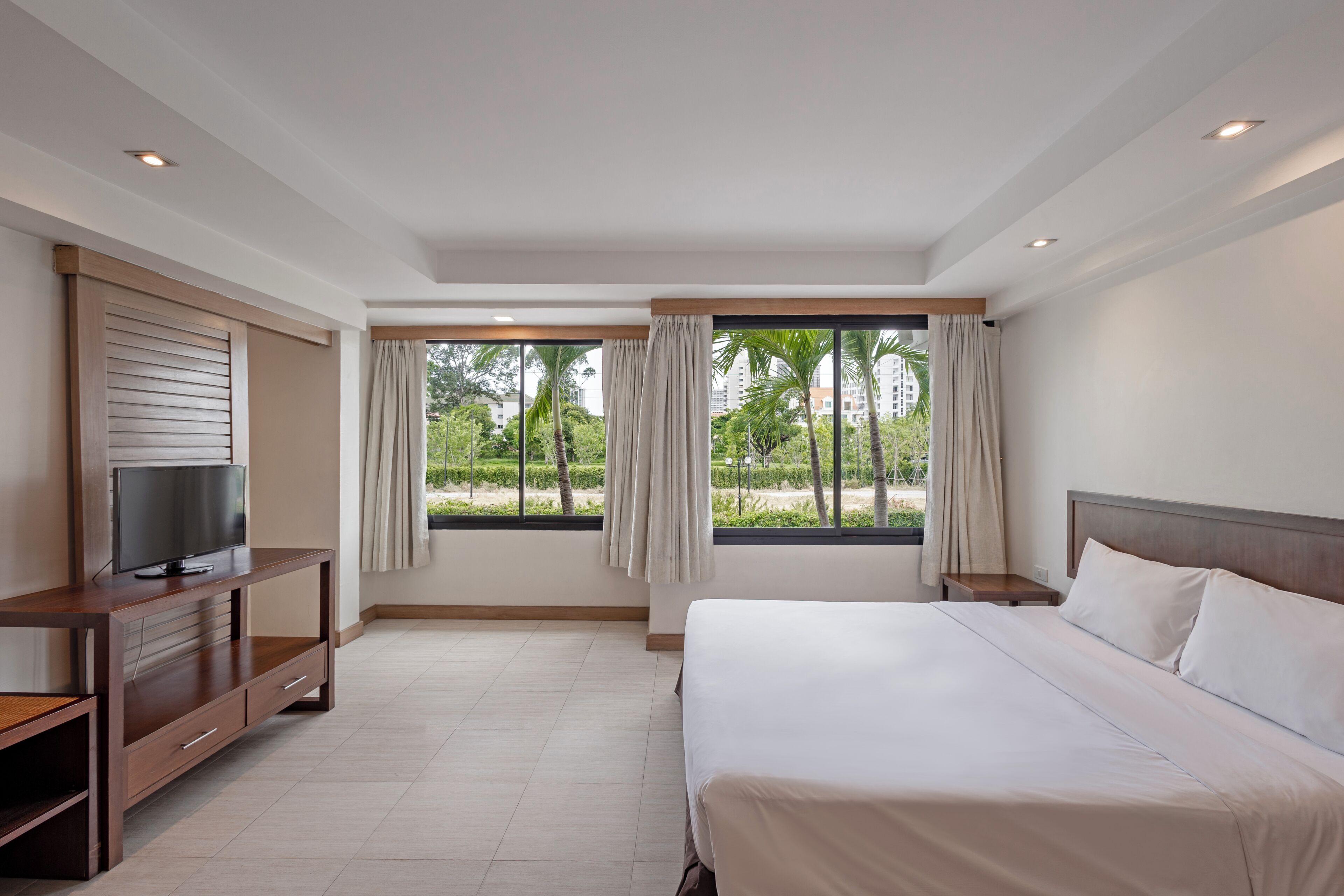 Superior King | Desk, iron/ironing board, rollaway beds, free WiFi