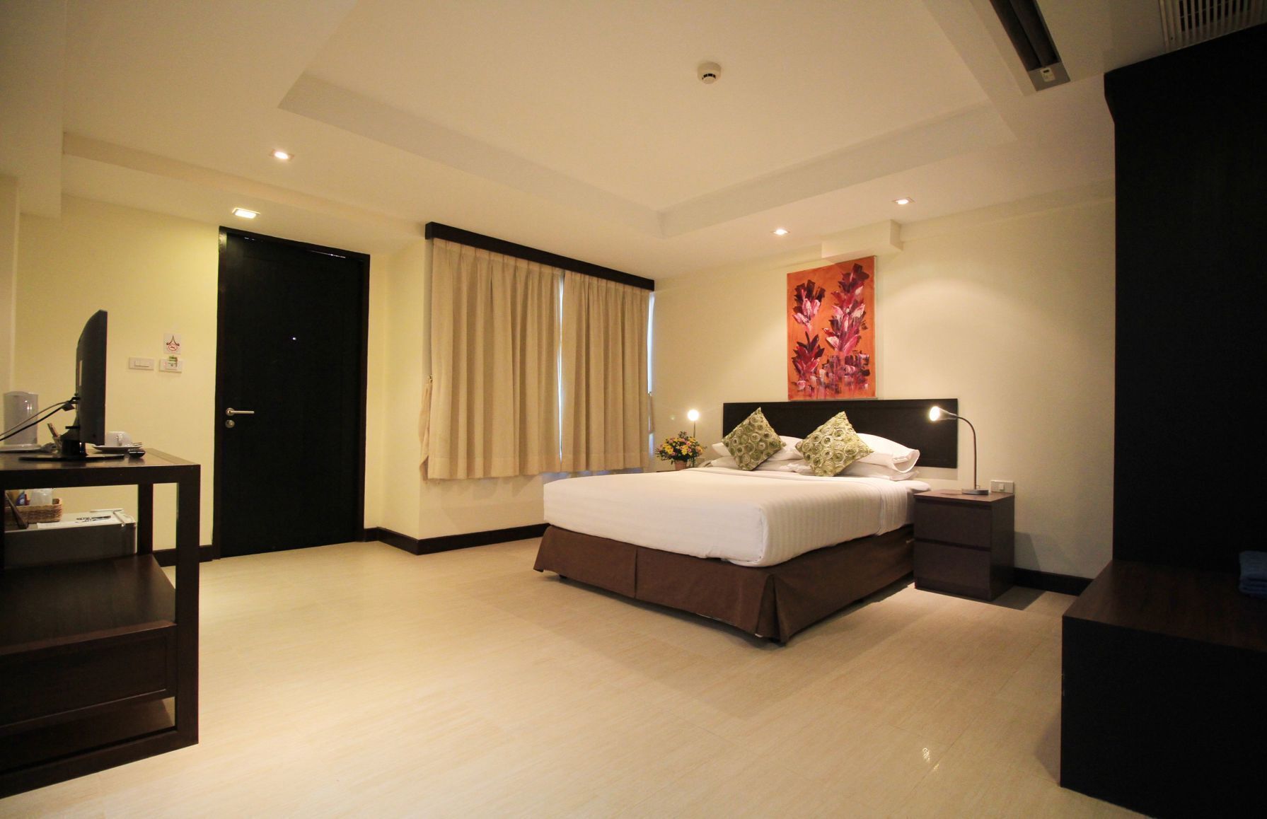 Desk, iron/ironing board, rollaway beds, free WiFi