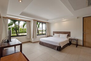 Superior King | Desk, iron/ironing board, rollaway beds, free WiFi