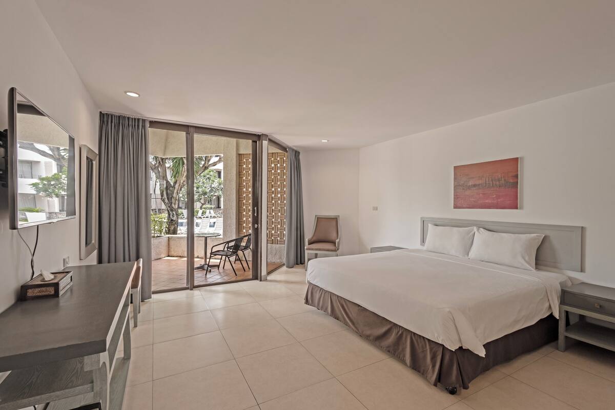 Premier Garden Access King | Desk, iron/ironing board (on request), rollaway beds (surcharge)