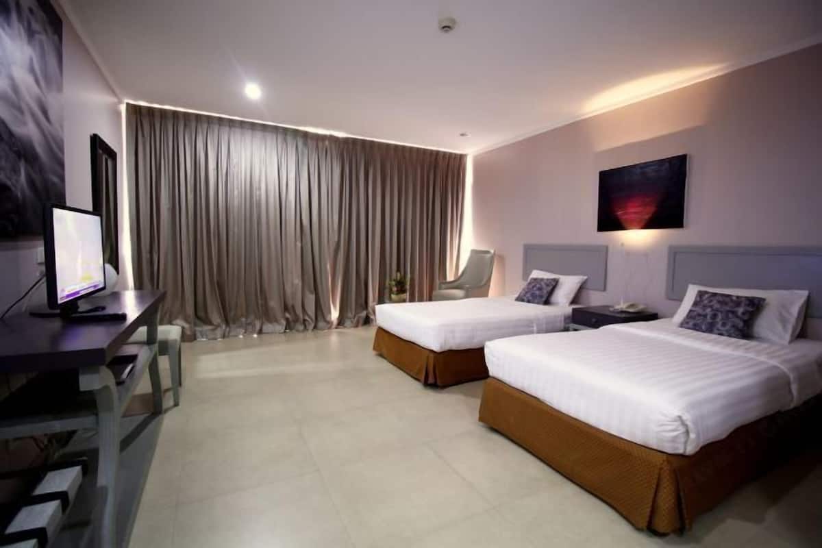 Desk, iron/ironing board, rollaway beds, free WiFi