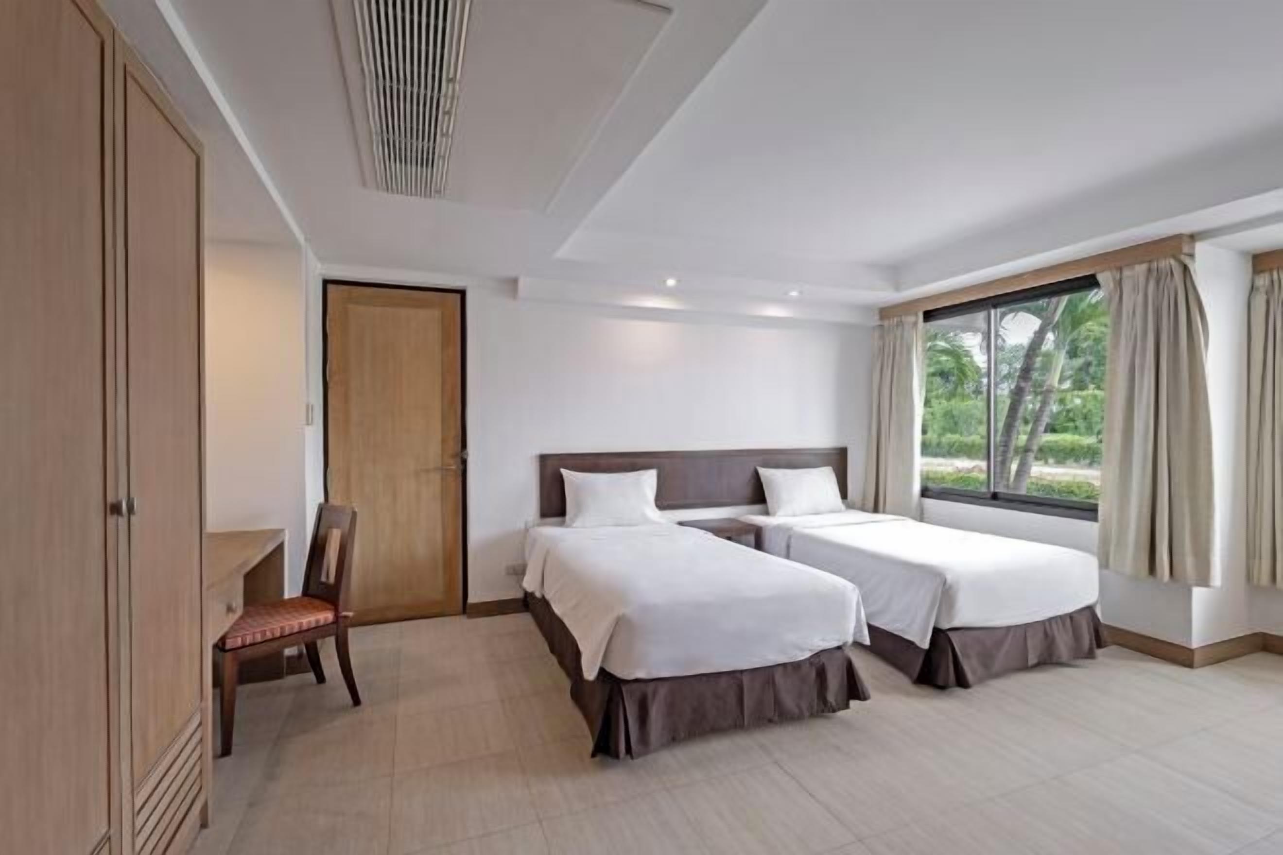 Bureau, fer et planche à repasser, lits pliants/supplémentaires