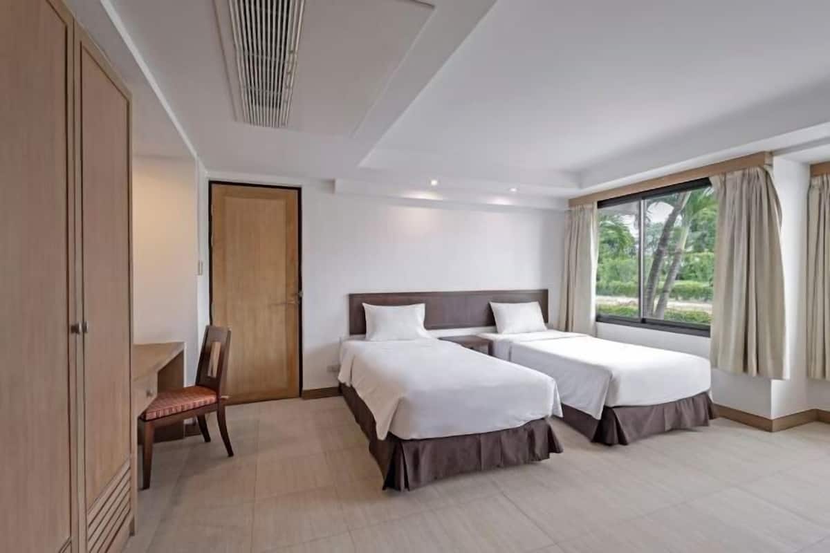 Desk, iron/ironing board, rollaway beds, free WiFi