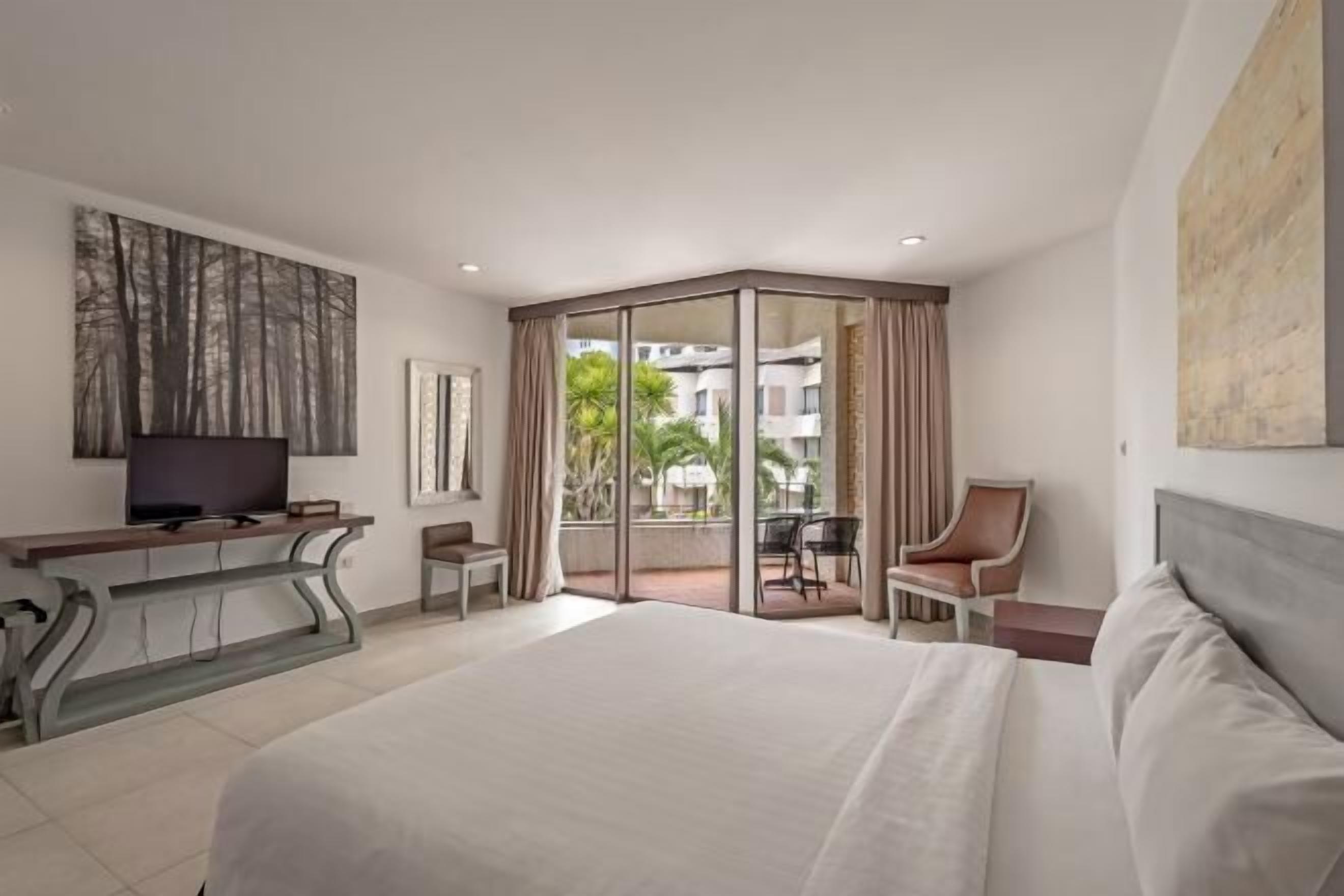 Bureau, fer et planche à repasser, lits pliants/supplémentaires