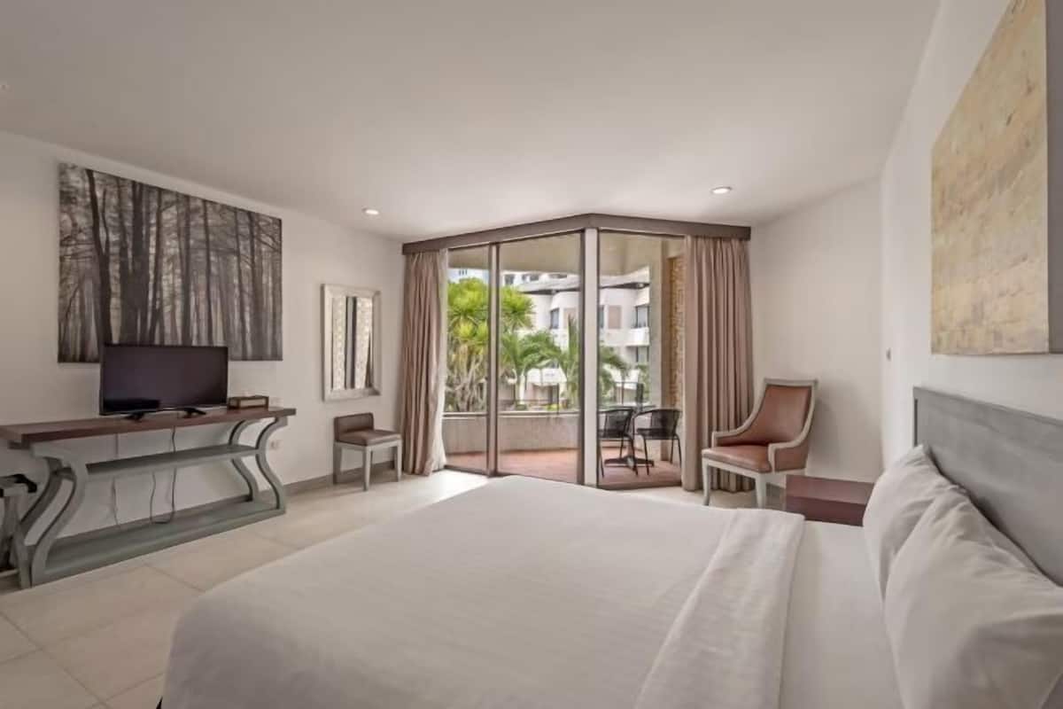 Desk, iron/ironing board, rollaway beds, free WiFi