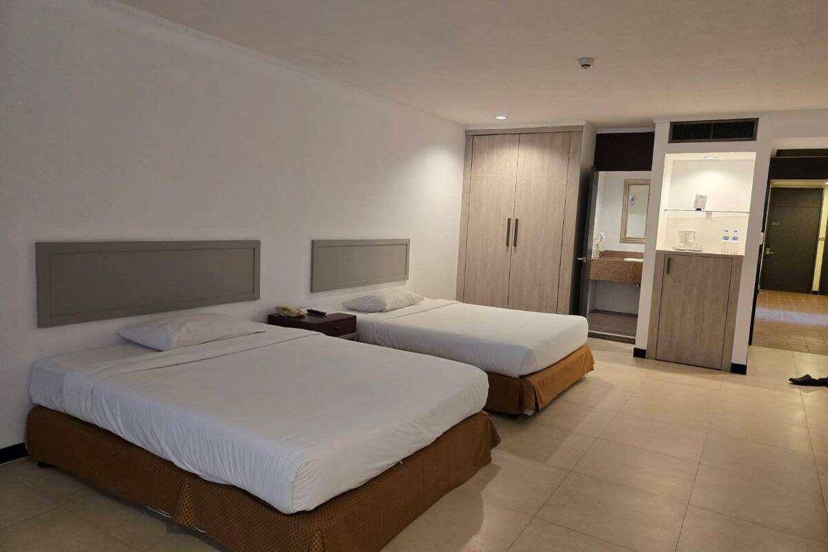 Junior Suite Twin | 1 bedroom, premium bedding, minibar, in-room safe