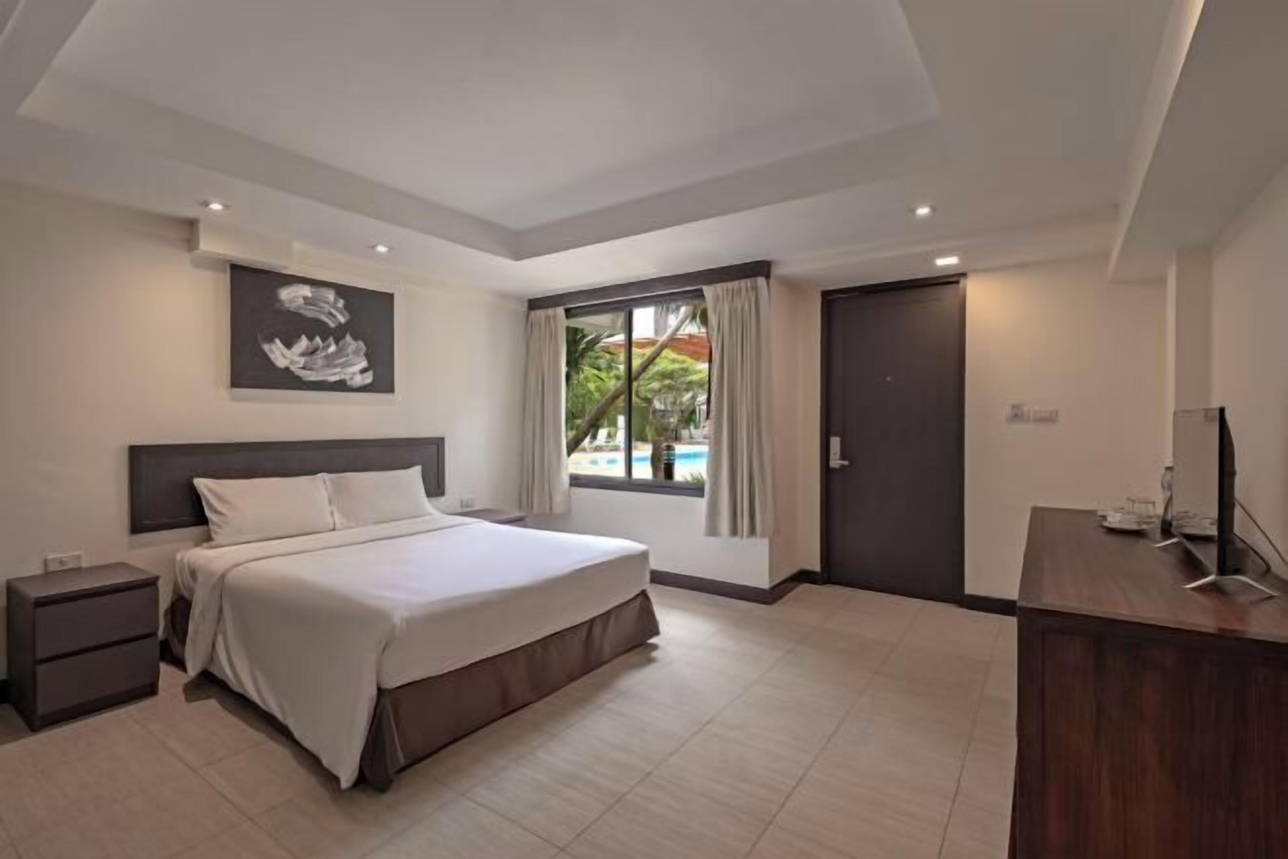 Bureau, fer et planche à repasser, lits pliants/supplémentaires