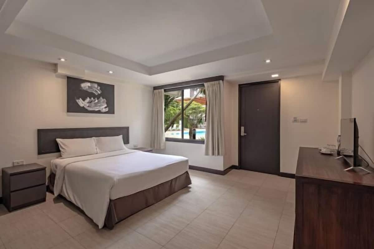 Desk, iron/ironing board, rollaway beds, free WiFi