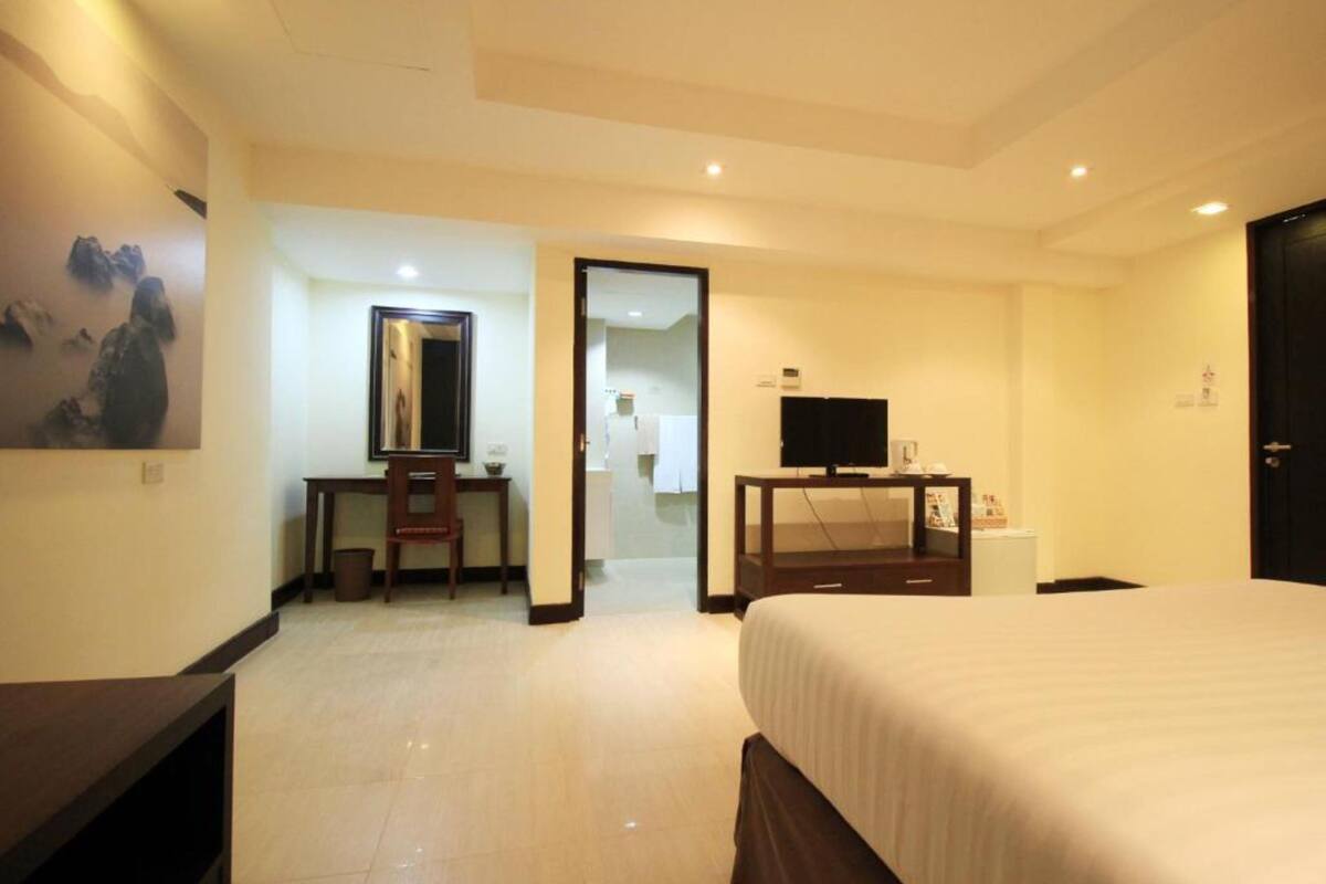 1 bedroom, premium bedding, minibar, in-room safe