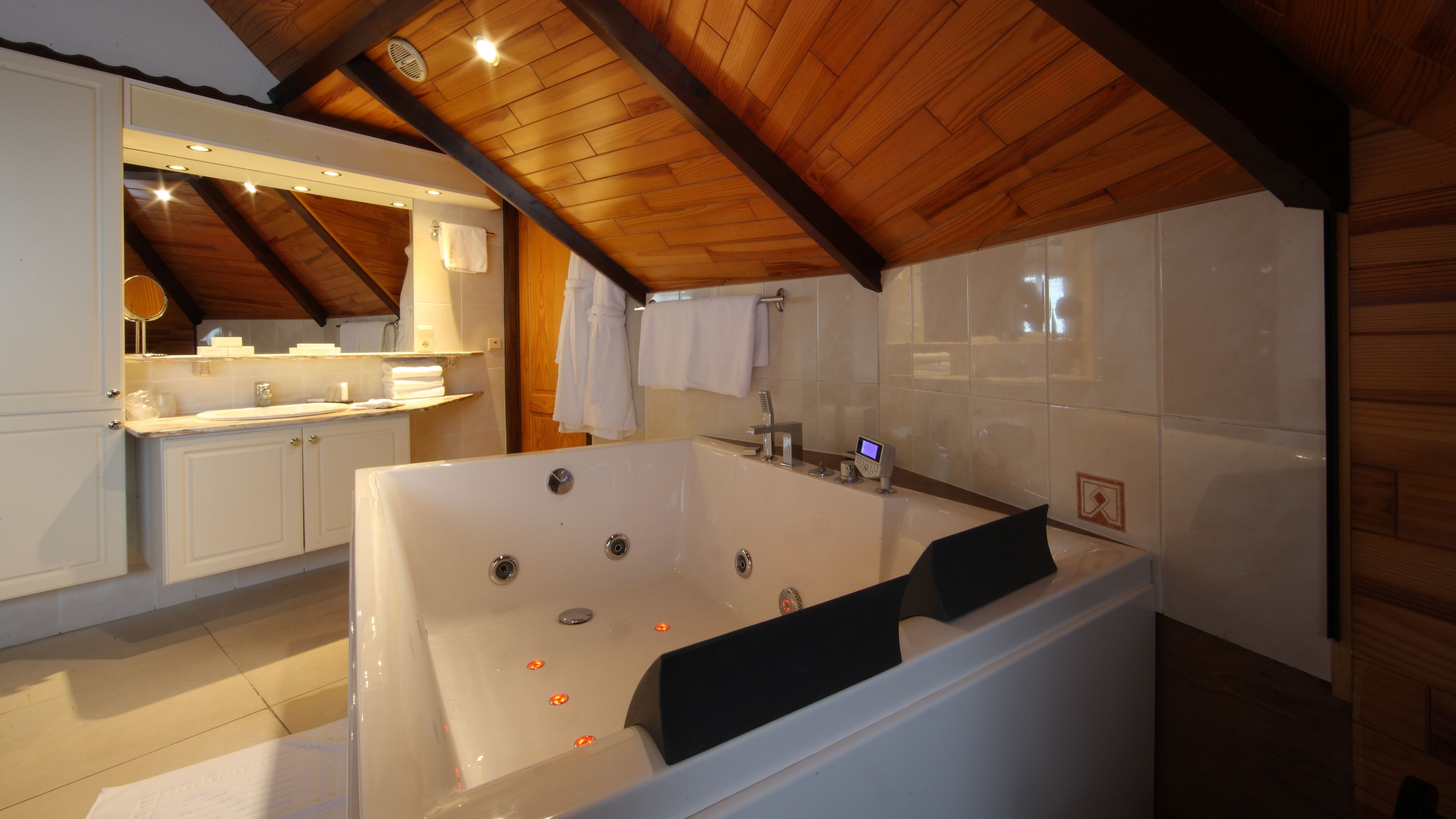 prestige room, duo whirpool, valley view | bathroom | free toiletries, hair dryer, bathrobes, slippers