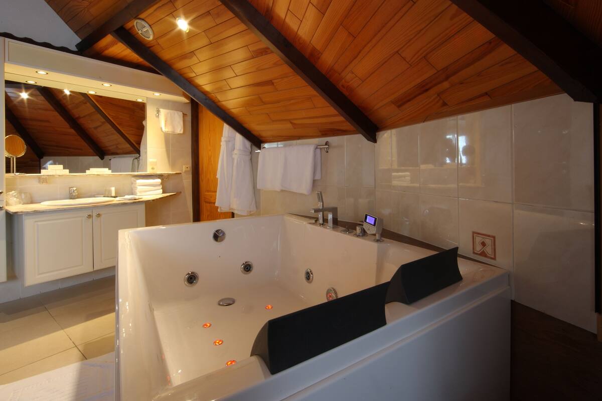 prestige room, duo whirpool, valley view | bathroom | free toiletries, hair dryer, bathrobes, slippers