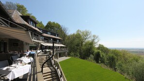 Petit déjeuner, déjeuner et dîner servis sur place, vue sur le jardin