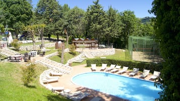 Piscina stagionale all'aperto, ombrelloni da piscina, lettini