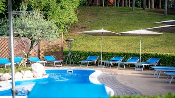 Außenpool (je nach Saison geöffnet), Sonnenschirme, Liegestühle