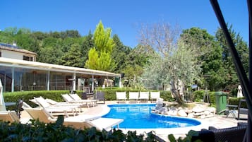 Piscina stagionale all'aperto, ombrelloni da piscina, lettini