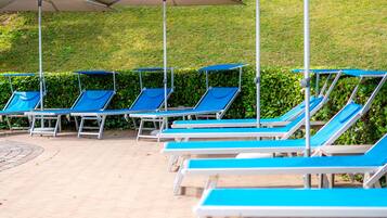Piscina stagionale all'aperto, ombrelloni da piscina, lettini
