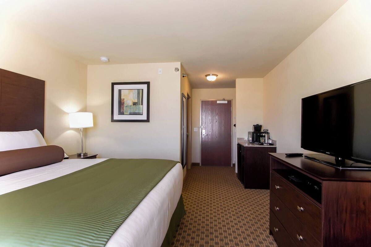 Premium bedding, pillow-top beds, in-room safe, desk