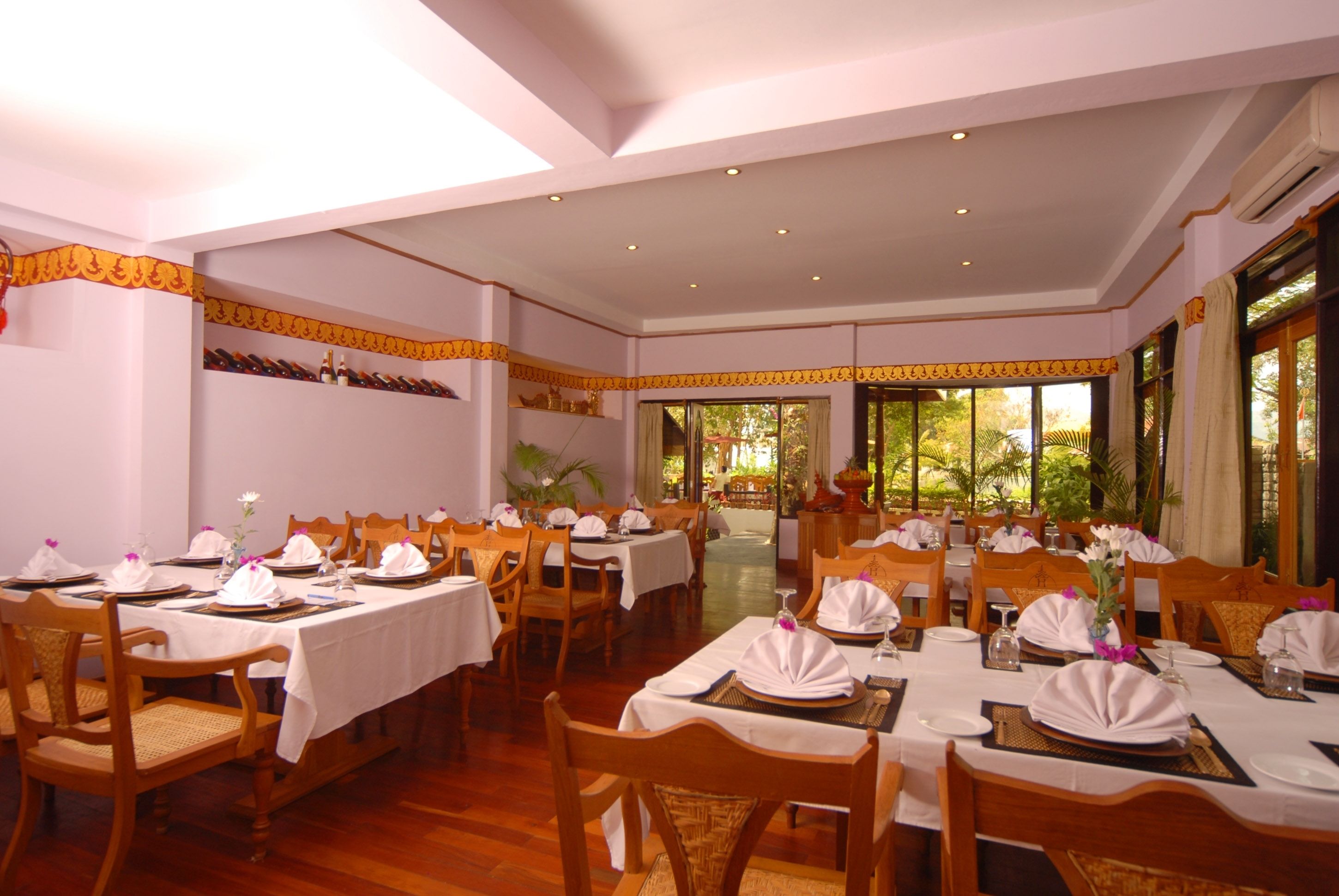 breakfast, lunch, dinner served; international cuisine