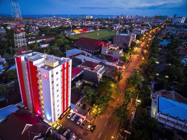 Porch - Monoloog Hotel Makassar (Makassar)
