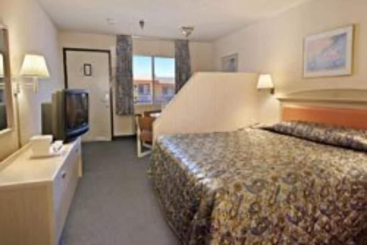 Standard Room, 1 Queen Bed | Desk, laptop workspace, iron/ironing board, free WiFi