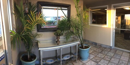 Hilltop Inn & Suites