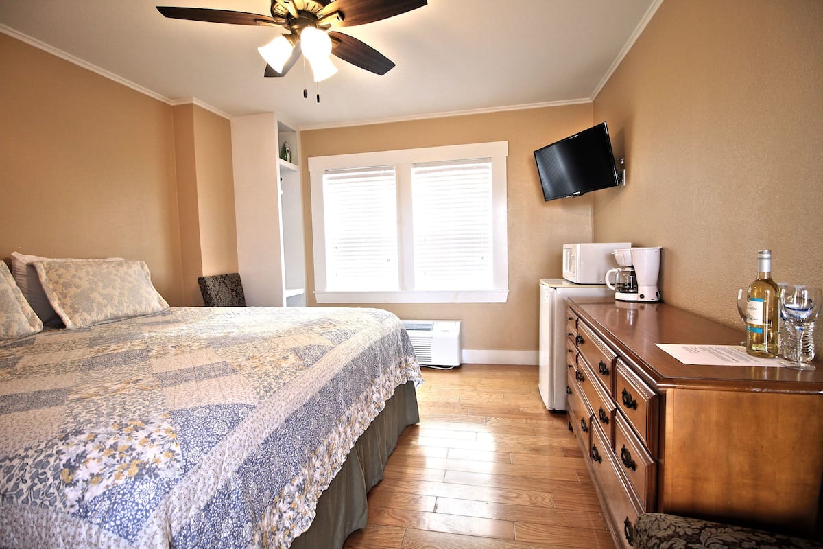 Room, 1 King Bed | Individually decorated, individually furnished, iron/ironing board