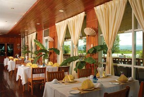 Aamiainen, lounas ja illallinen; kansainvälinen keittiö 