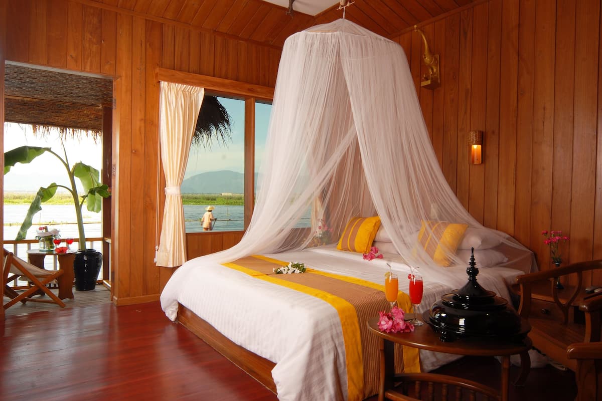 deluxe room | minibar, in-room safe, individually decorated, individually furnished