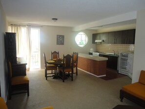 Villa (Junior) | Gemeenschappelijke keuken | Een koelkast, een kookplaat, kookgerei, borden en bestek