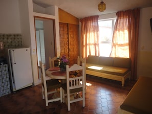 Habitación doble | Zona de estar | Televisión de 21 pulgadas con canales por cable