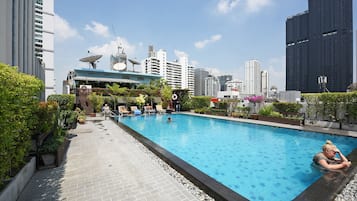 Piscine extérieure, chaises longues