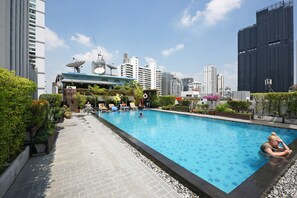 Outdoor pool, sun loungers - Ruamchitt Plaza Hotel (Bangkok)