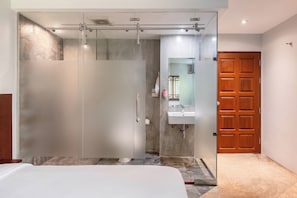 Habitación doble estándar, sin ventanas | Baño | Regadera, secadora de cabello, bidet, toallas 