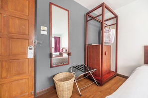 Deluxe Twin Room | In-room safe, desk, blackout drapes, free WiFi