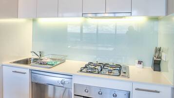 Full-size fridge, microwave, oven, stovetop