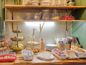 Petit déjeuner continental (12 EUR par personne)