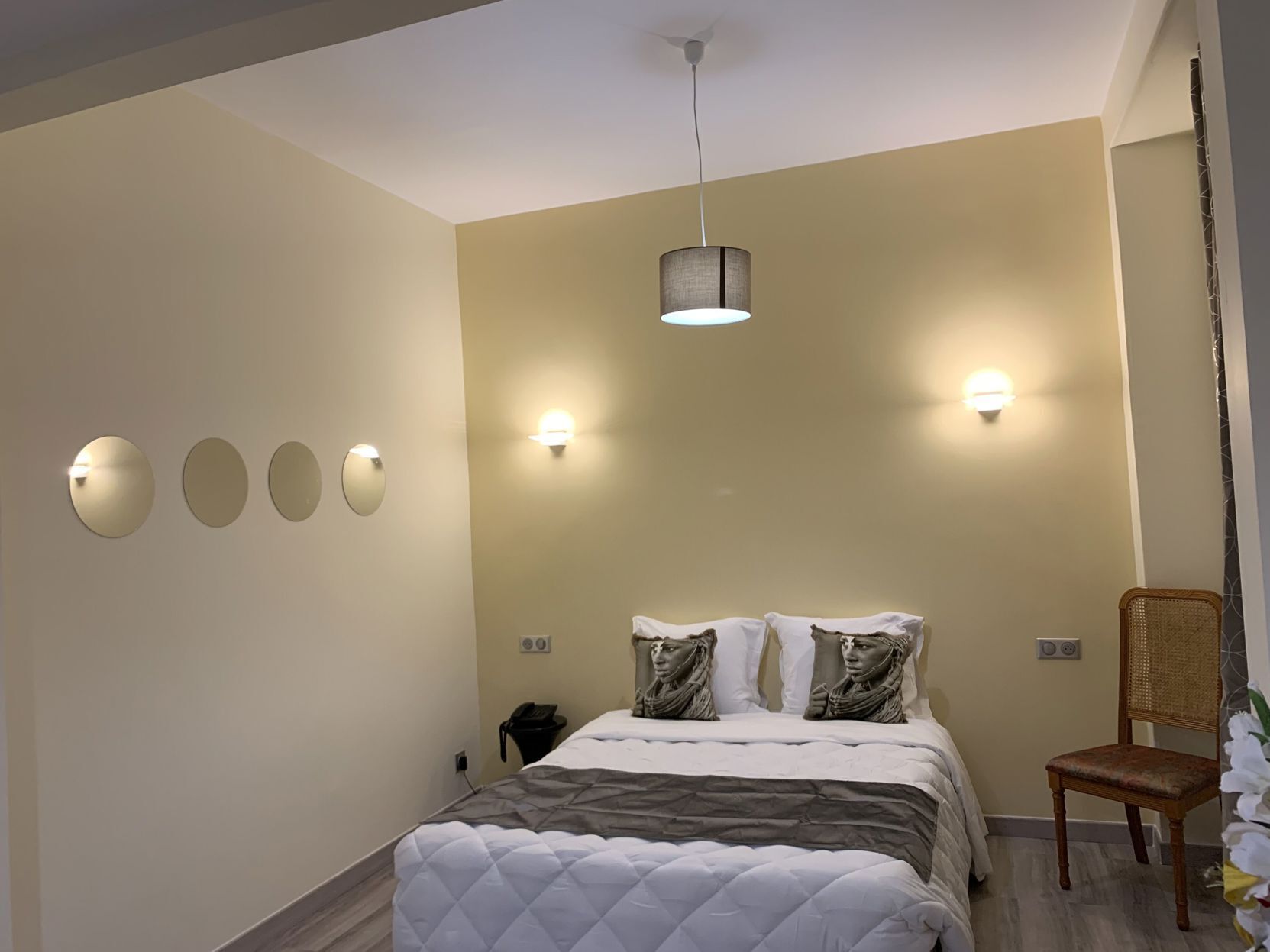 Free WiFi, bed sheets