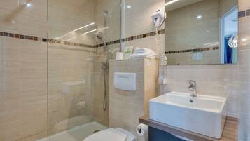 Dreibettzimmer | Kostenloses WLAN, Bettwäsche