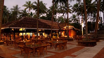 2 restaurants, dinner served, international cuisine