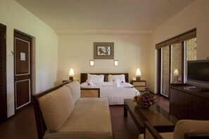 Minibar contenant certains articles gratuits, coffre-fort
