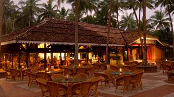 2 restaurants, dinner served, international cuisine