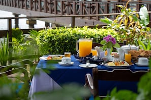 Café da manhã com buffet todos os dias mediante uma taxa