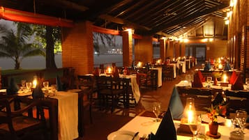 2 restaurants, dinner served, international cuisine