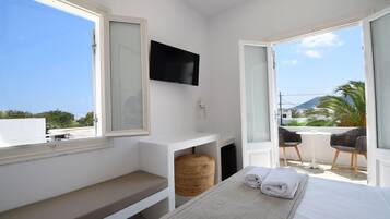 Habitación panorámica, 1 habitación, vista parcial al mar | Sábanas de algodón egipcio y ropa de cama de alta calidad